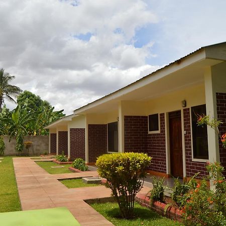 Twiga Lodge And Campsite Мто уа Мбу Екстериор снимка