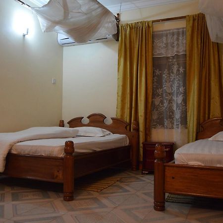 Twiga Lodge And Campsite Мто уа Мбу Екстериор снимка