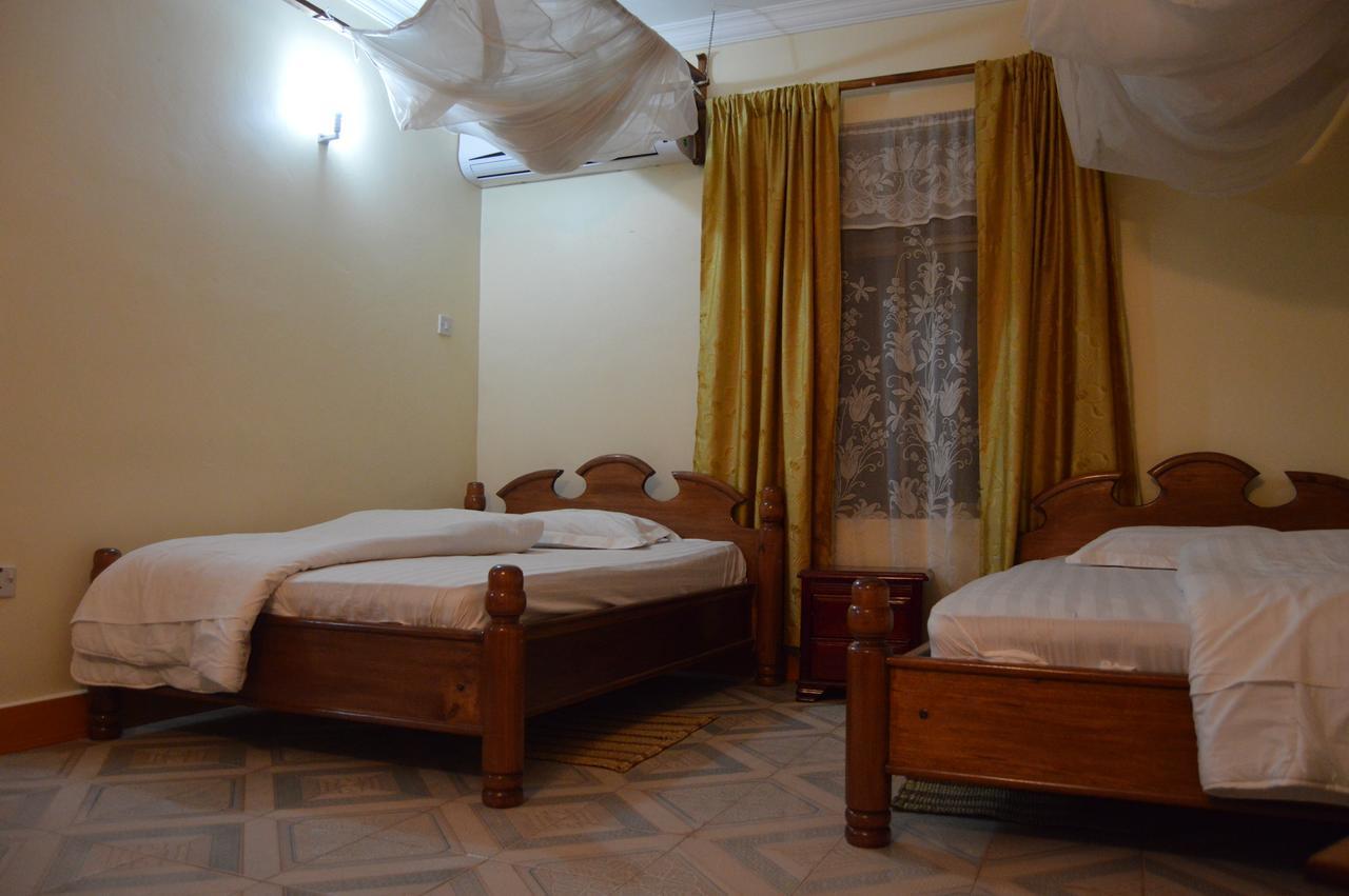 Twiga Lodge And Campsite Мто уа Мбу Екстериор снимка