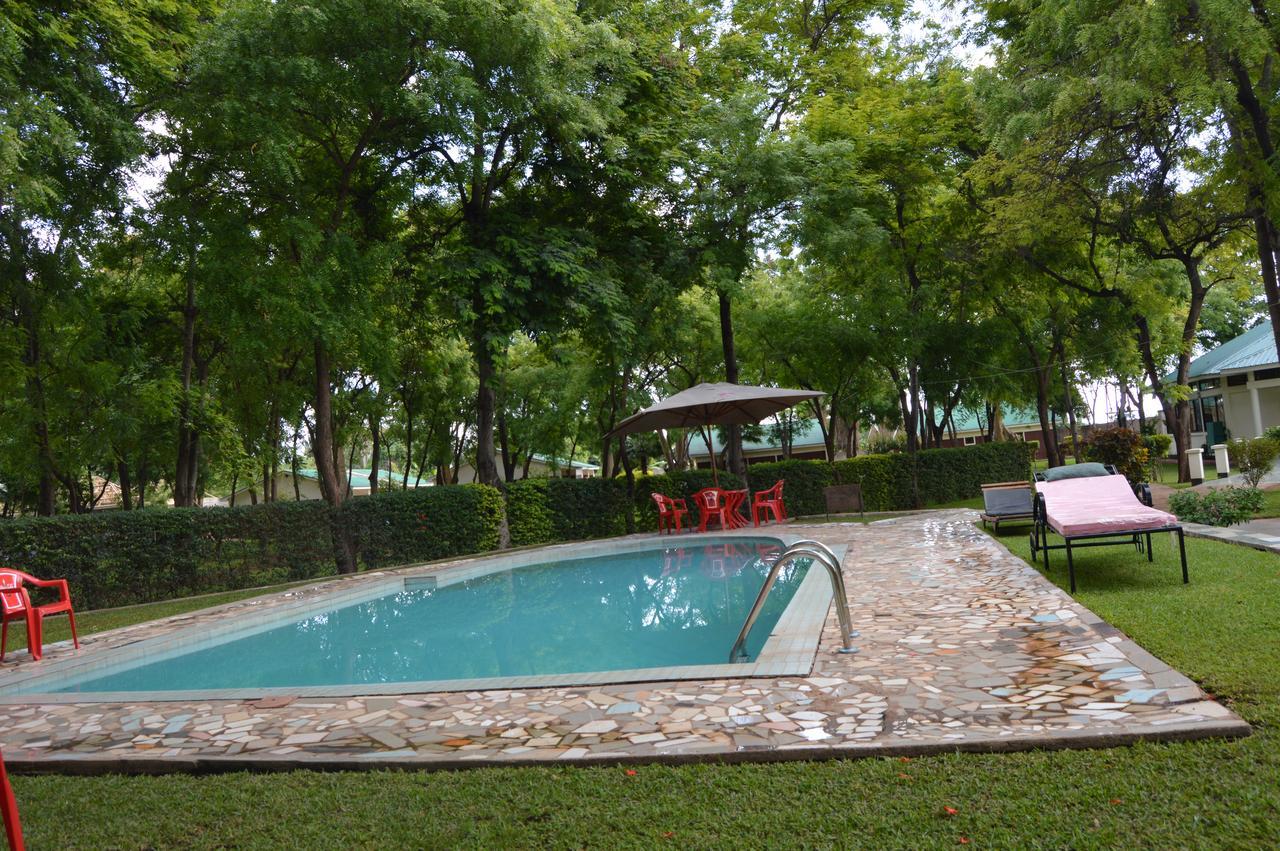 Twiga Lodge And Campsite Мто уа Мбу Екстериор снимка