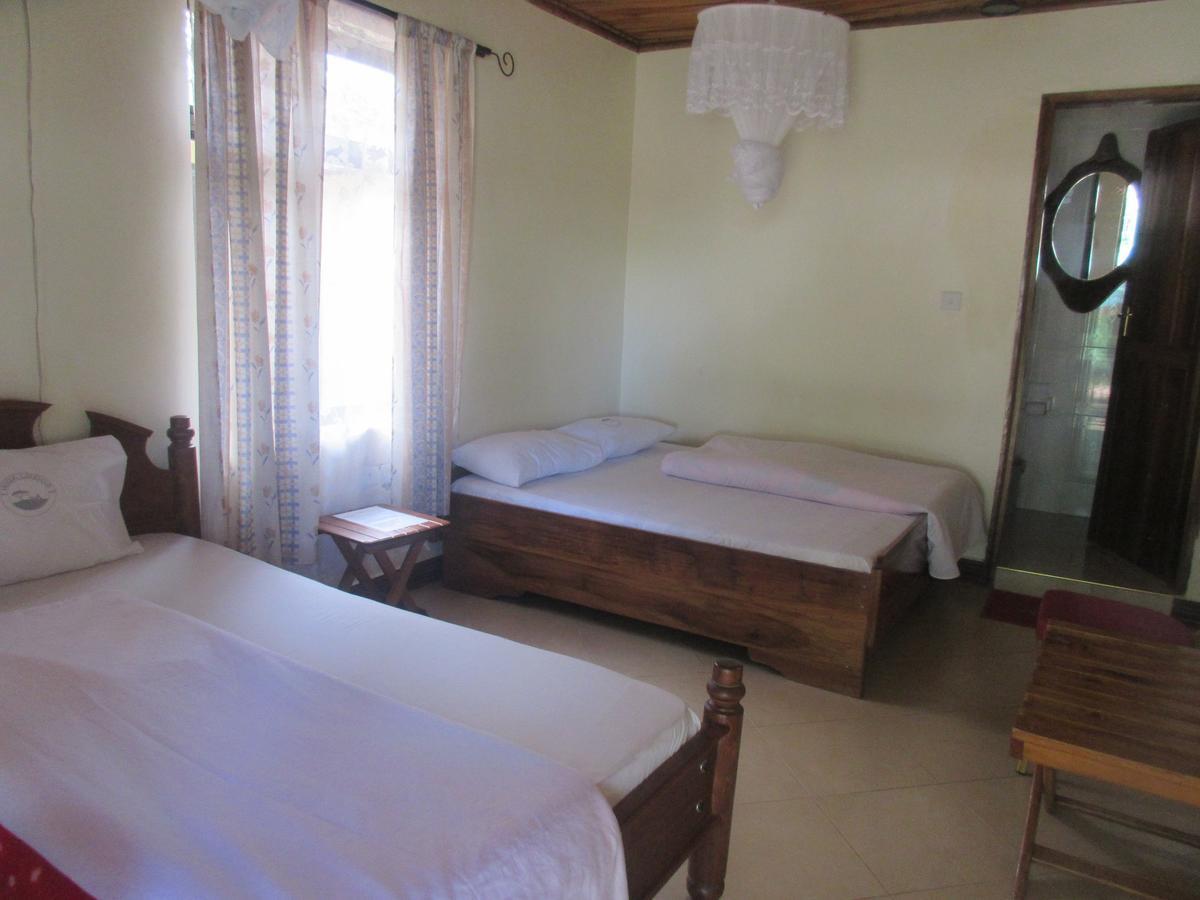 Twiga Lodge And Campsite Мто уа Мбу Екстериор снимка