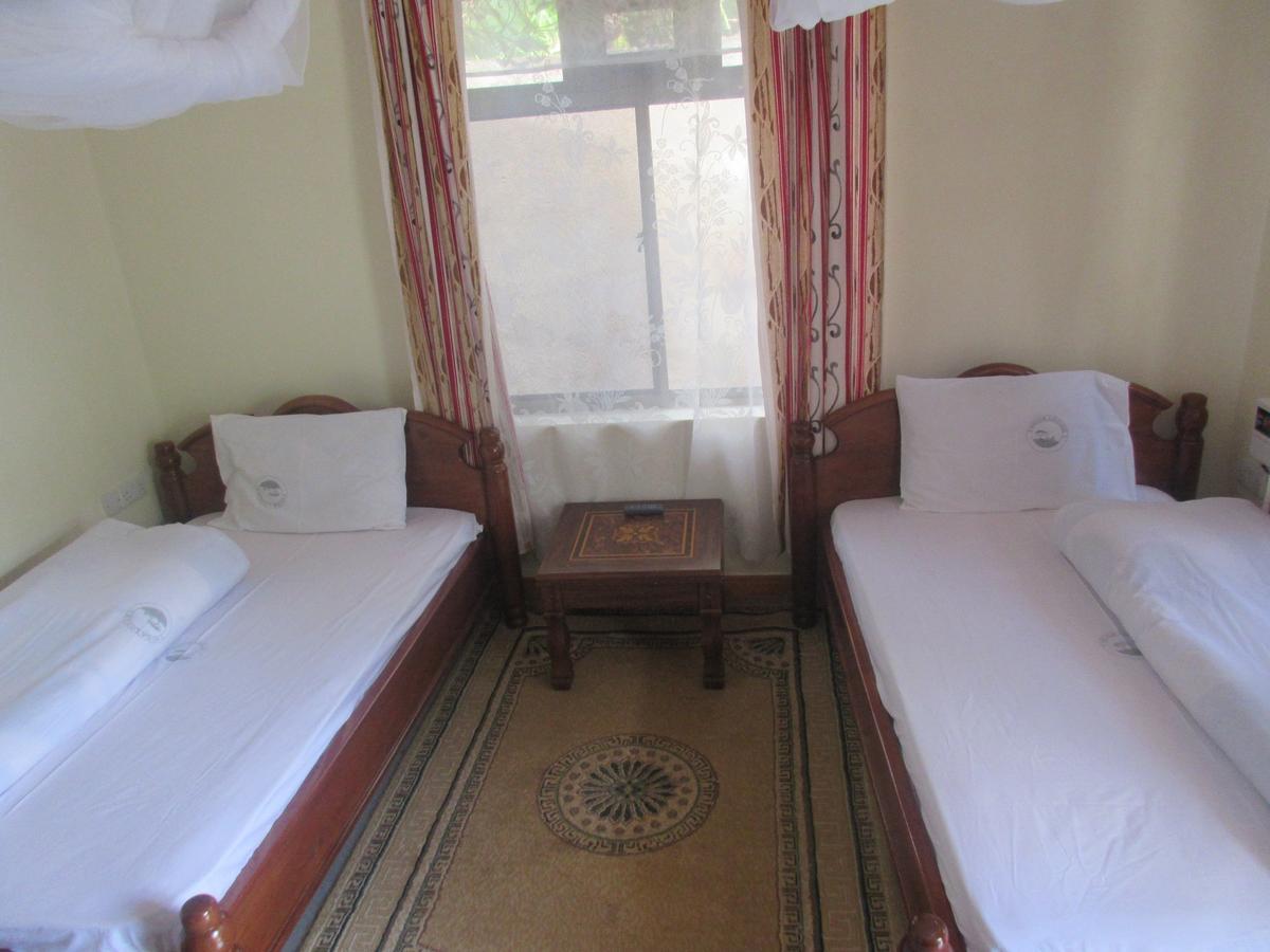 Twiga Lodge And Campsite Мто уа Мбу Екстериор снимка