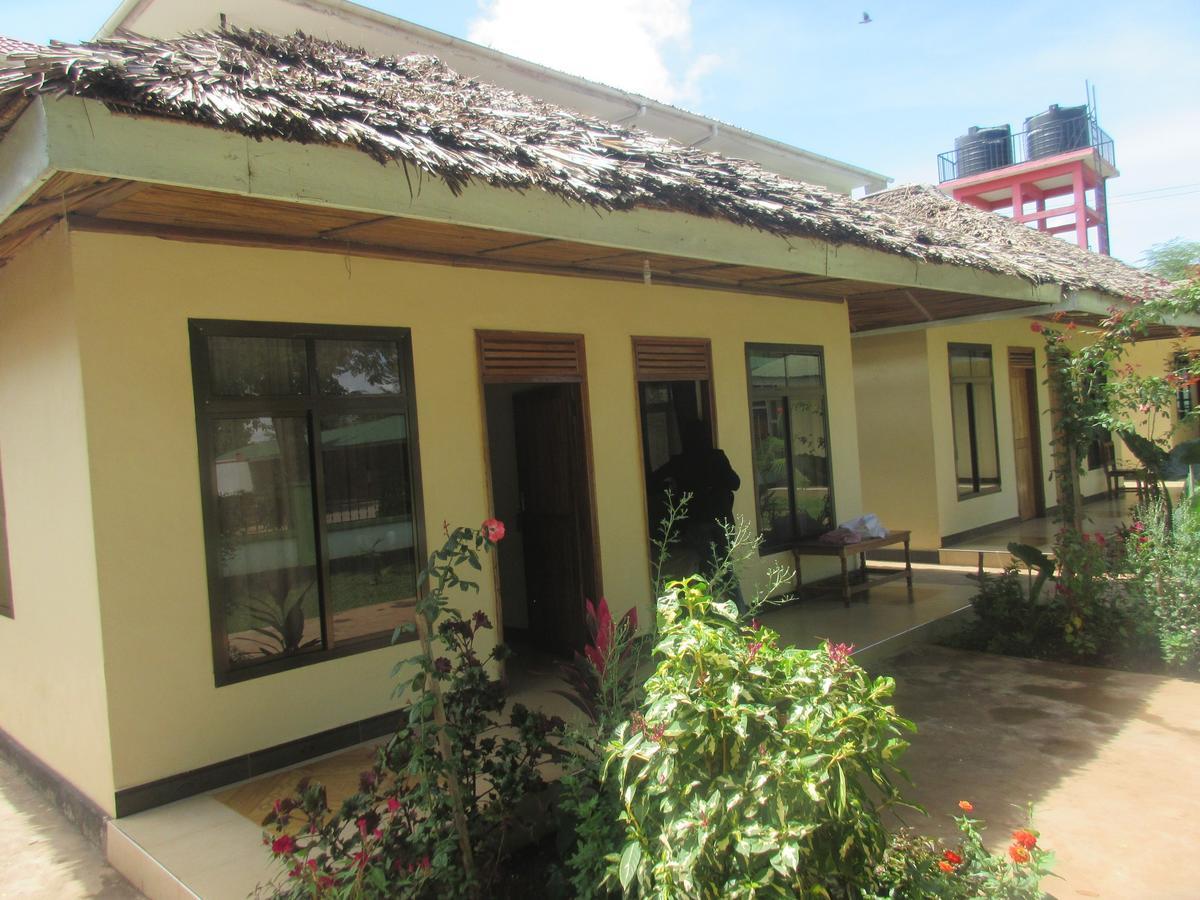 Twiga Lodge And Campsite Мто уа Мбу Екстериор снимка