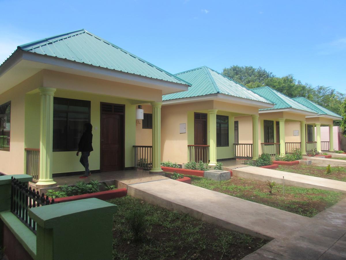 Twiga Lodge And Campsite Мто уа Мбу Екстериор снимка